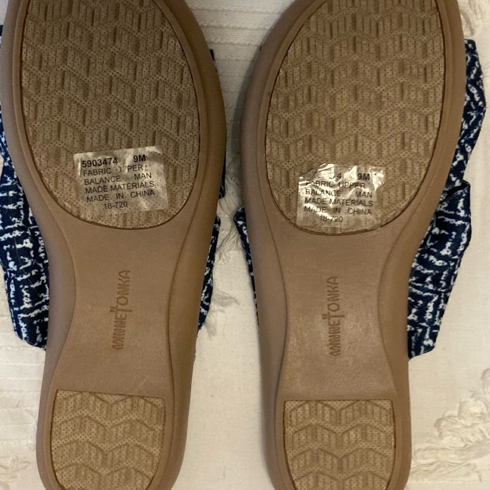 MINNETONKA SANDAL - New Never Worn- Size 9